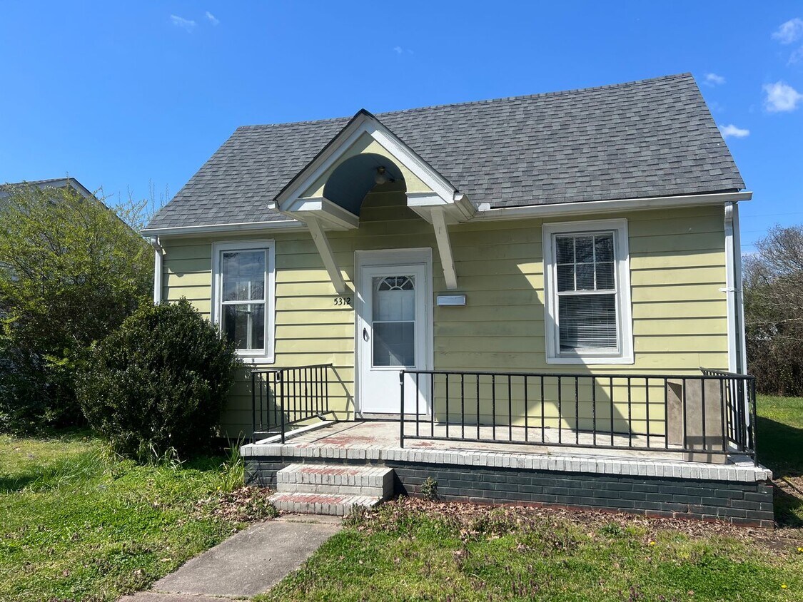 Primary Photo - Cozy, 2 Bedroom Bungalow in Fulton Hill Av...