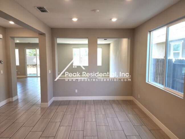 Foto del edificio - Beautiful 4bd/3.5ba Home with Attached Guest Suite!