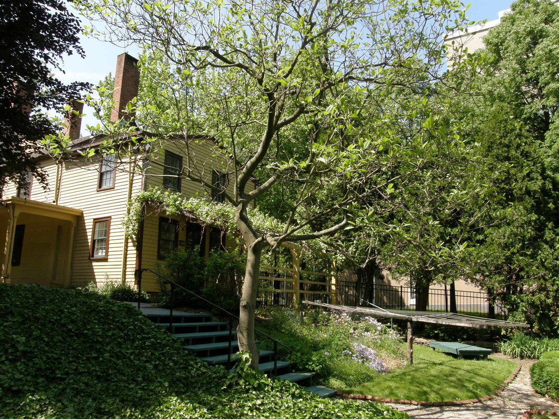 Primary Photo - 394 Main St