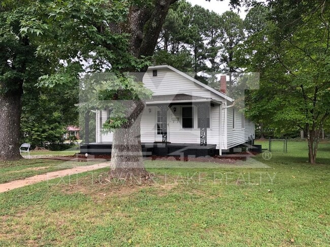 Building Photo - Fully Furnished 3 Bedroom/2 Bathroom Home ...