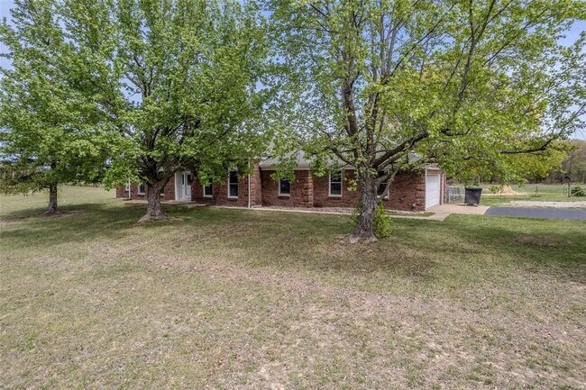 Foto del edificio - 3 Bedroom 2 Bathroom Home & 21 Acre Lot for rent.