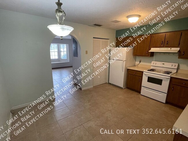 Building Photo - Charming 2 BR 1.5 Bath available in Dunnellon