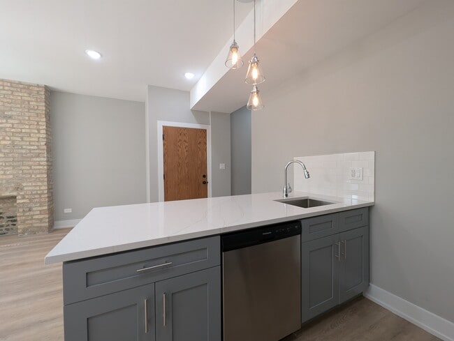 Building Photo - 428 W Belden Ave