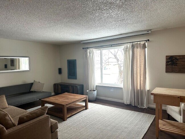 Foto del edificio - Well maintained tree street home with garage