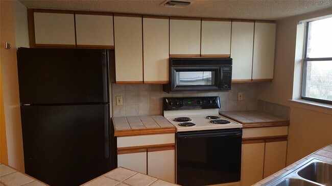 Foto del edificio - 2500 Burleson Rd