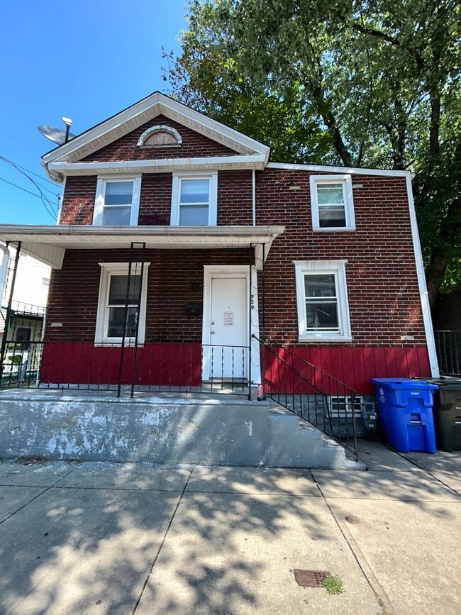 Building Photo - 529 York St
