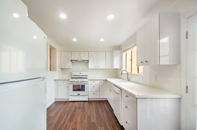 Building Photo - 224 27th St