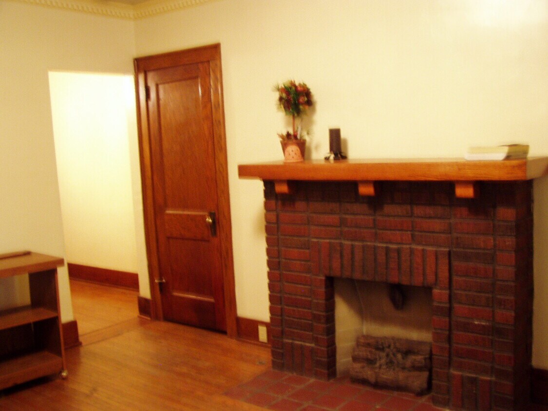 Living Room - 2433 Maplewood Ave