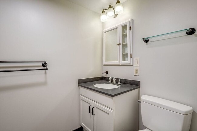 Building Photo - Brilliant Basement Condo Near H Street! - ...