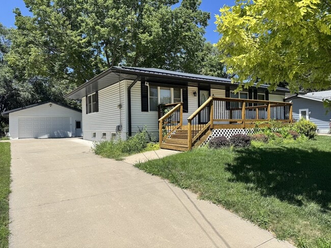 Building Photo - 860 3rd St
