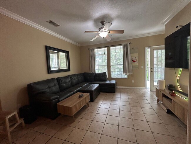 Foto del edificio - Walk to UF! Spacious & Furnished 3BD Condo...
