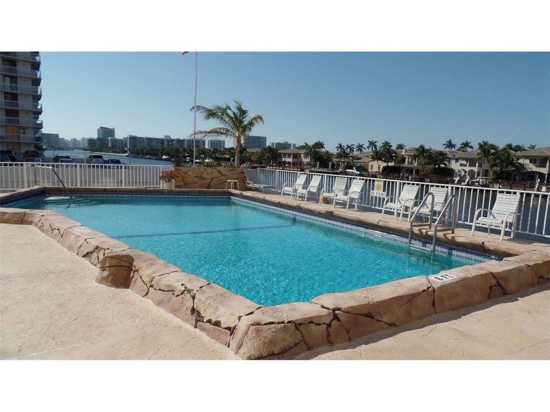 Primary Photo - 1410 S Ocean Dr
