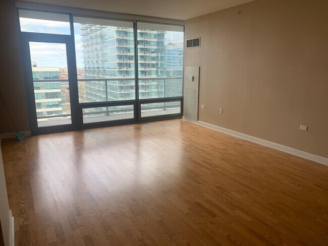 Foto del edificio - 1350 S Indiana Ave