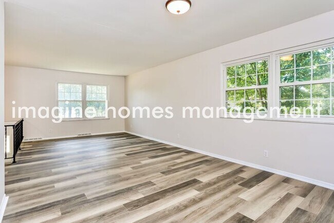 Foto del edificio - Fully Renovated 3 Bedroom Split-Level in L...