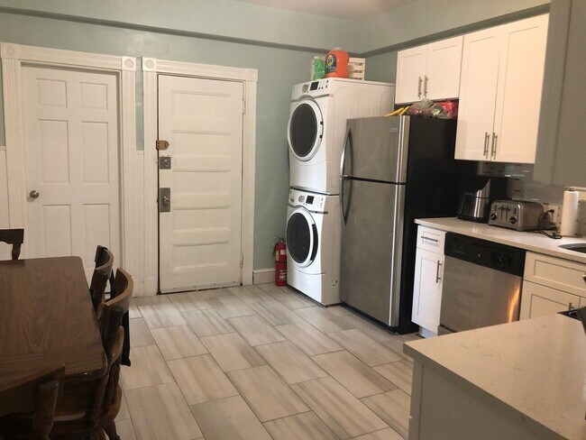 Foto del edificio - 3 bed 2 bath in Mission Hill.....