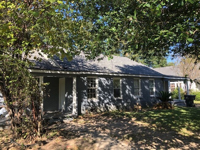 Building Photo - Remodeled Highland Duplex