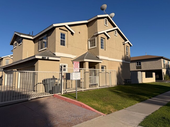 Spacious 3 bedroom w/ attached 2 Car Garage For Rent! - Spacious 3 bedroom w/ attached 2 Car Garage For Rent! Townhome