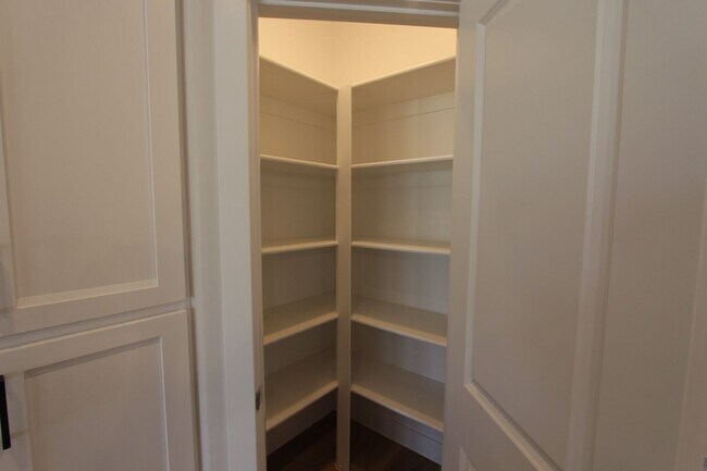 Foto del edificio - Brand New - Never Lived In!  (Location, Location Location)