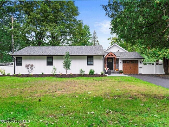 Foto del edificio - 379 Caroline St