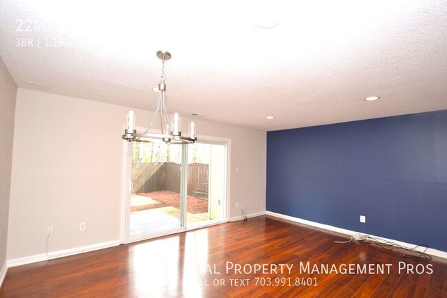 Building Photo - Charming 3 Bedroom Townhouse For Rent In T...