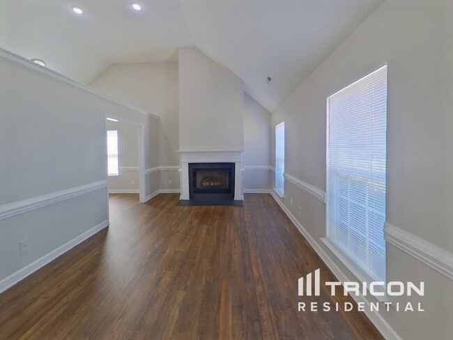 Foto del edificio - 717 Forest Valley Ln