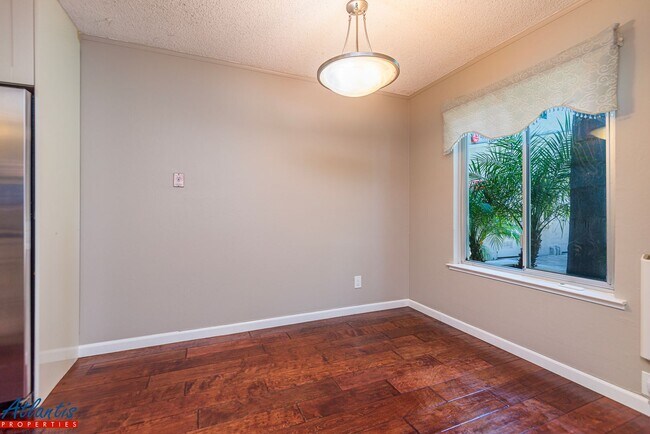 Foto del edificio - Lovely Condo | Private Yard | Prime Location