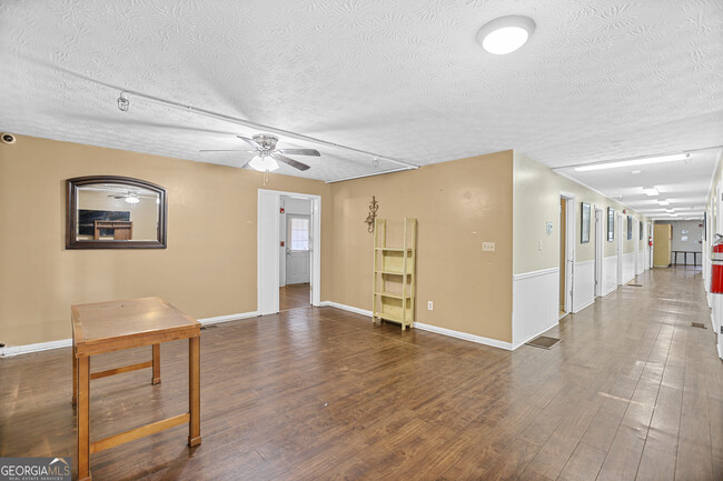 Building Photo - 492 Pine Rd