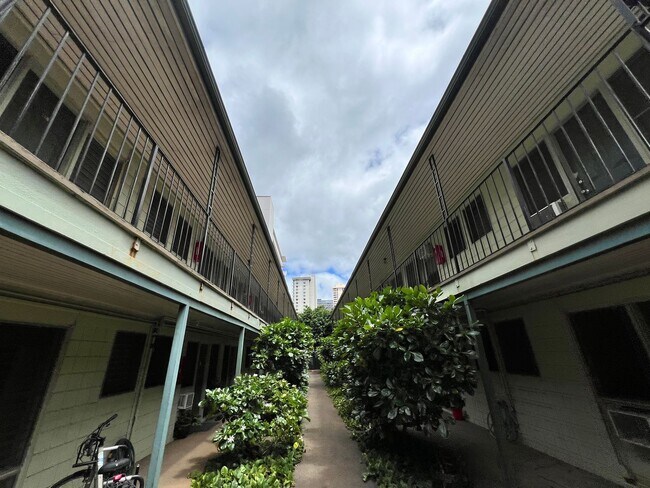 Building Photo - Waikiki - Ohua Gardens studio available now!