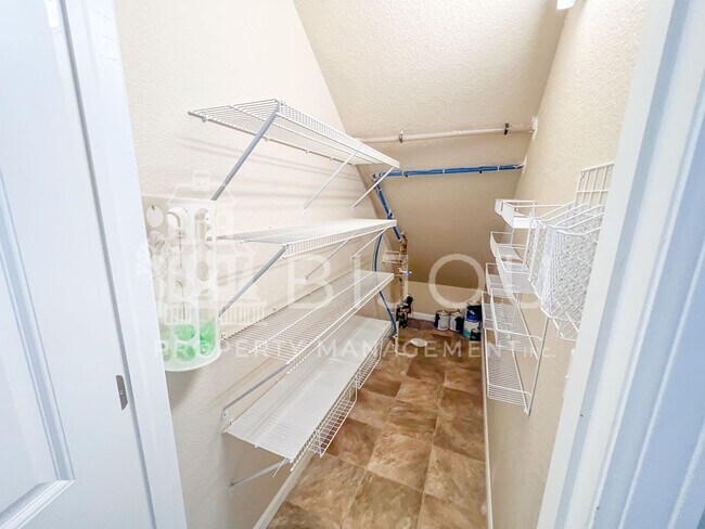 Foto del edificio - Large, Well-Maintained Duplex