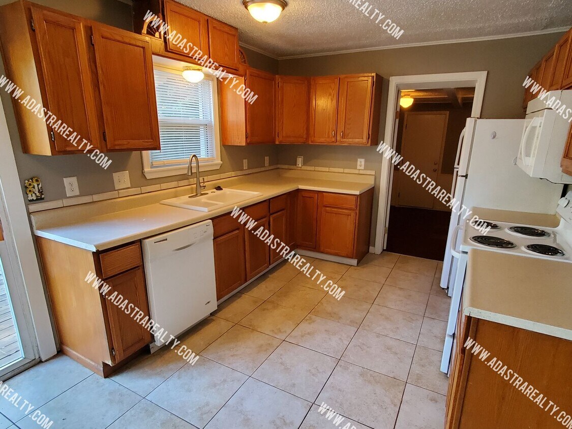 Primary Photo - Remodeled 2 Bedroom Raytown Home w/Potenti...