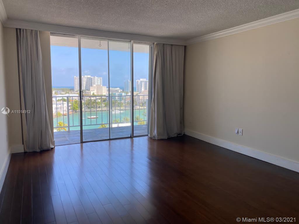 Foto principal - 6900 Bay Dr