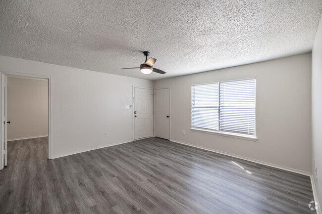 2BR, 2BA - 924SF - Living Room - Crown Ridge Apartments