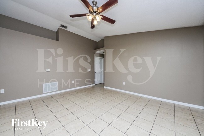 Foto del edificio - 7560 Groveoak Dr
