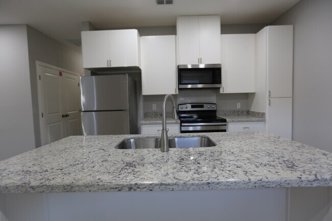 Building Photo - 1402 W Heritage Dr