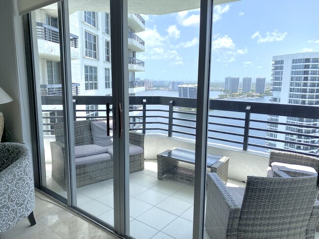 Foto del edificio - 3500 Mystic Pointe Dr