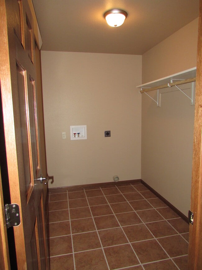 Foto del edificio - 2 BEDROOM | 2 BATH | DOUBLE GARAGE | SOUTH