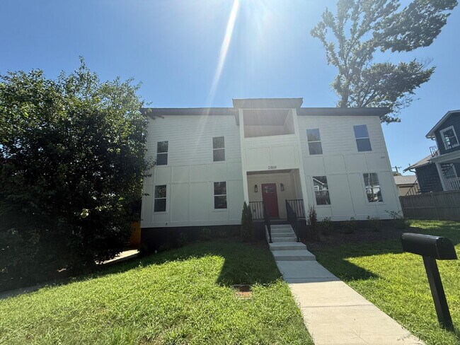 Foto del edificio - "Spacious 3-Bed, 3.5-Bath in the heart of East Nash