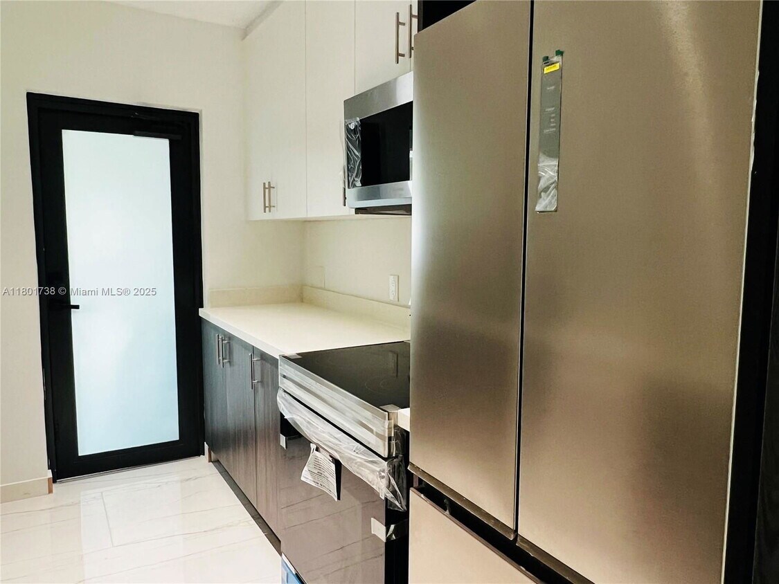 Foto principal - 1155 102nd St