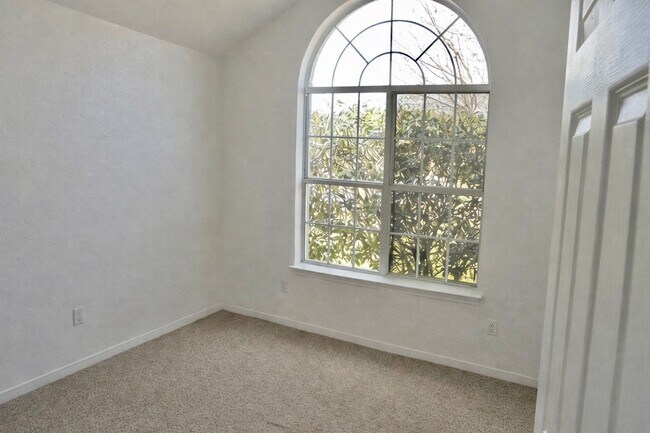 Foto del edificio - AVAILABLE SOON!