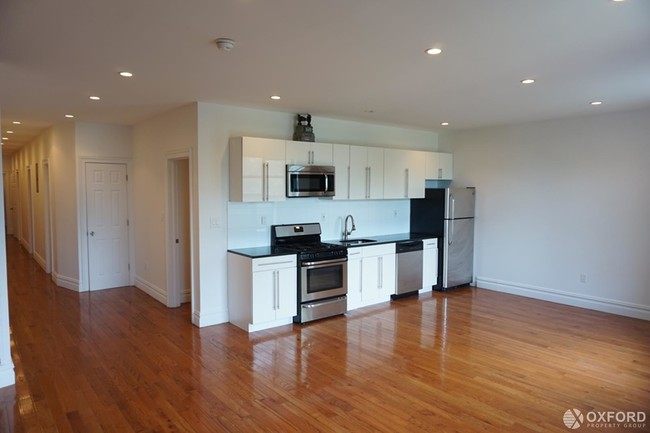 Building Photo - 736 Riverside Drive