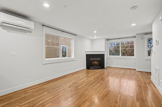 Foto del edificio - Move in ready refreshed 3 bed 2.5 bath town home