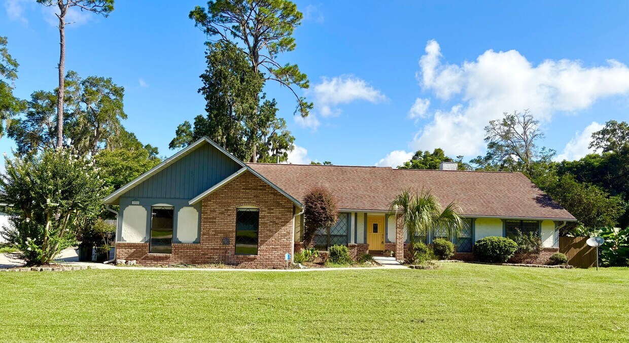 Foto principal - Pool Home in Desired SE Ocala