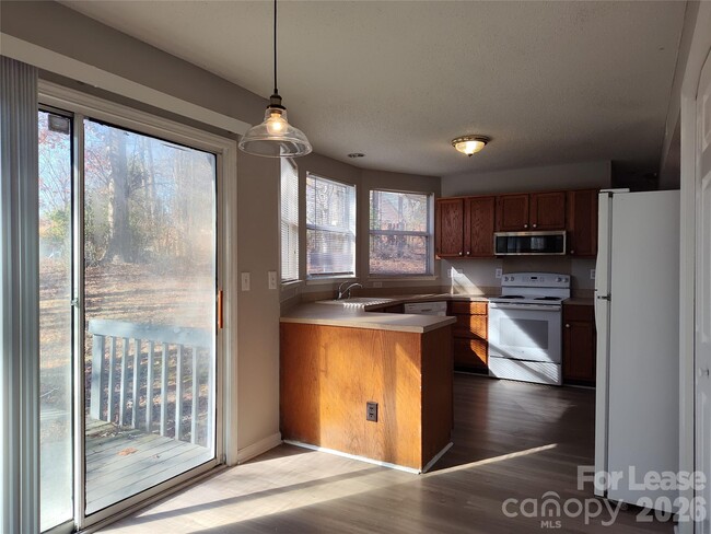 Building Photo - 10000 Dunfries Rd