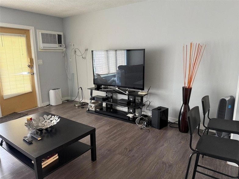 Photo - 1110 N Riverside Drive Unit 9