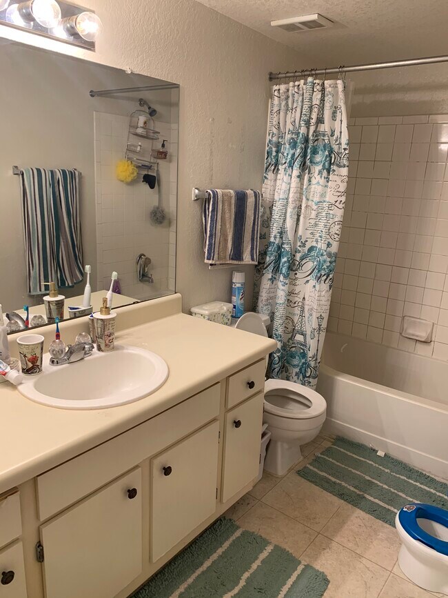Long spacious Bathroom, with lots of room under and 6 drawers - 4560 Commander Dr