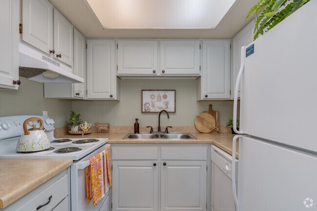 2BR, 1BA - 760SF - Kitchen - Country Aire