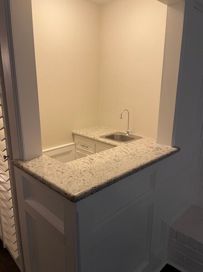 Building Photo - 2058 Shadow Rock Dr