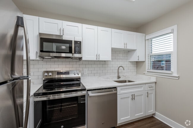 1BR, 1BA - 710SF - Kitchen - District at Williamsburg