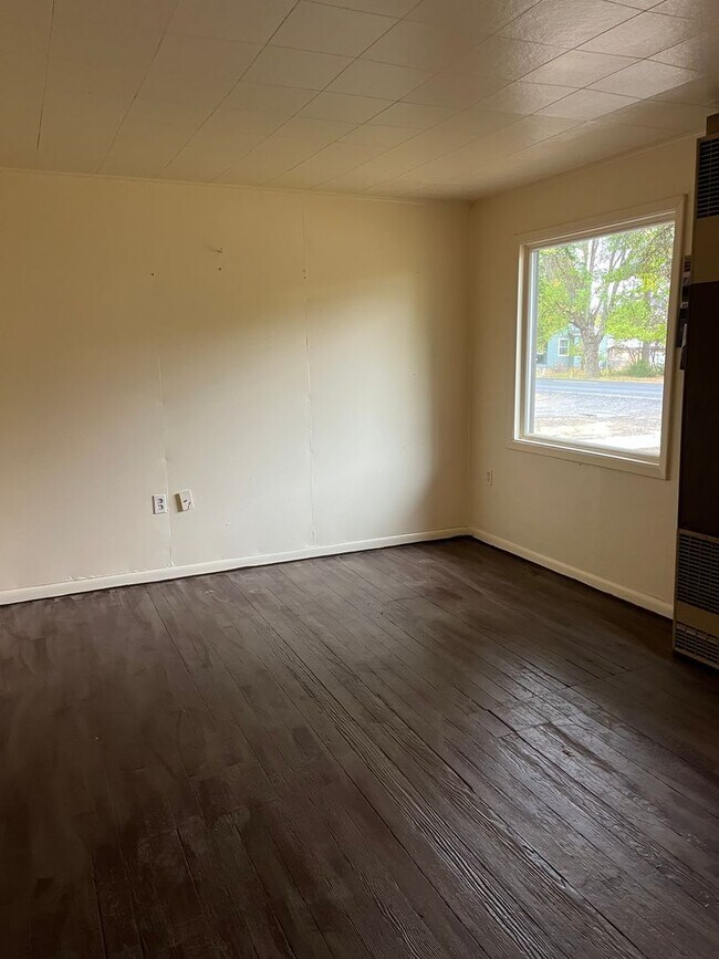 Building Photo - 2 Bedroom House