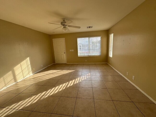 Foto del edificio - TWO STORY HOME NEAR SAN TAN MALL